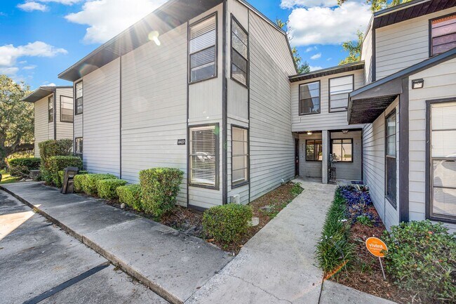 Building Photo - Spacious 3/2 Townhome in Highly Sought-After Marchwood – Available Now!