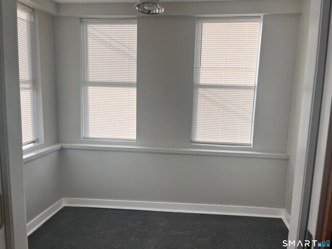 Building Photo - 460 Anson St