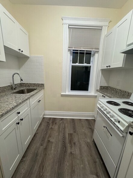 Building Photo - 27 Park Dr