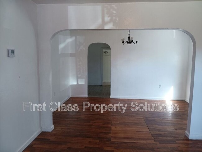 Building Photo - 1701 NE 34th St