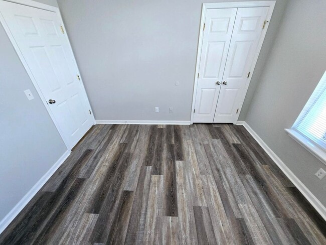 Building Photo - NEW LISTING: Stunning 3 Bed, 2 Bath Condo in Burlington!