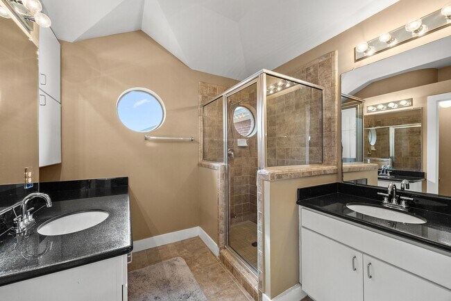 Building Photo - 5951 S Loop E