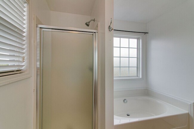 Building Photo - 988 Chardea Ct