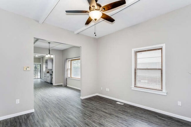 Building Photo - 3 Bedroom 2 bath home with garage in a prime location!