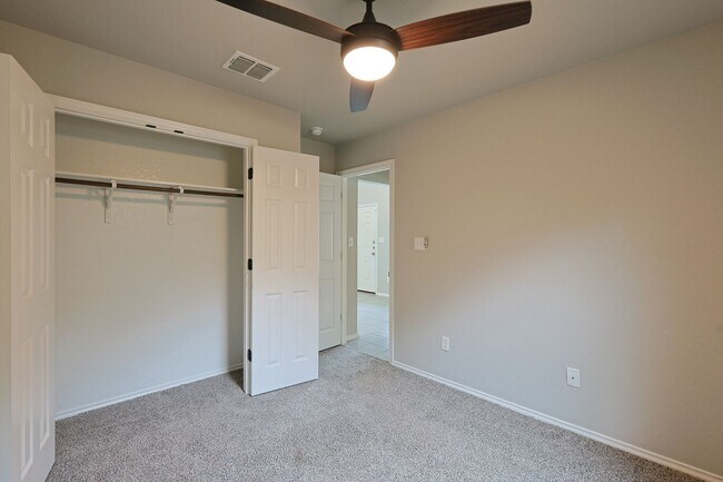 Building Photo - Charming 3/2 Minutes from Downtown NBTX