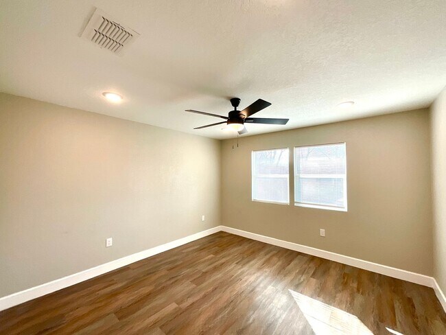 Building Photo - Modern Home With Covered Patio & Fenced Yard!