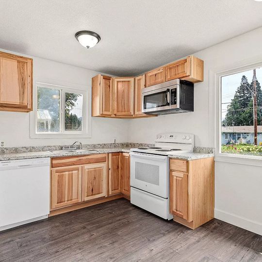 Kitchen - 1132 SW Rogue River Ave