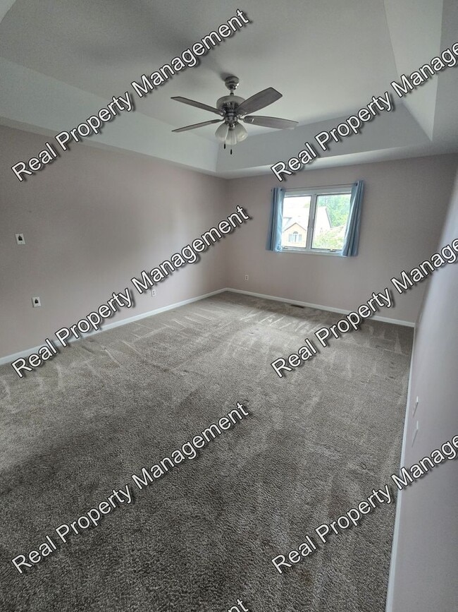 Building Photo - Three Bedroom Townhome