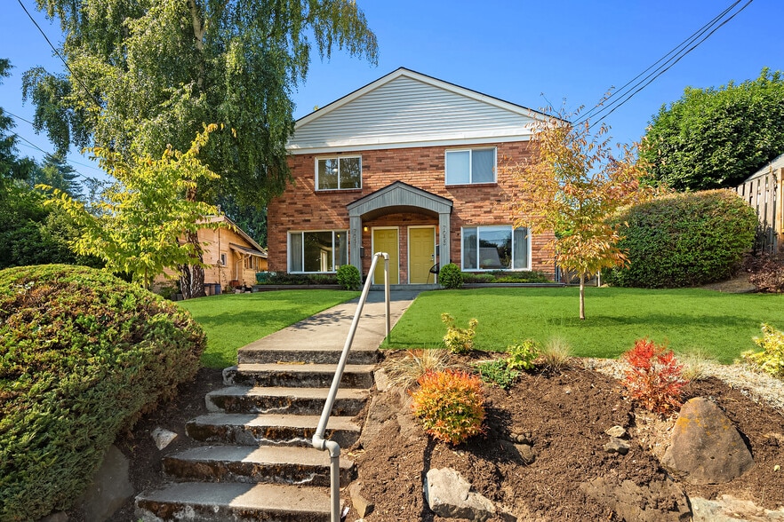 Welcome to the Ballard Annex Duplex! Perfectly located between Phinney & Ballard. - 7051 8th Ave NW