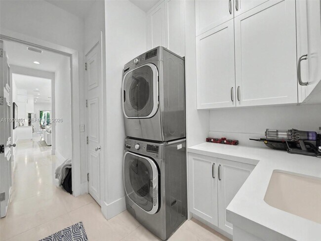 Building Photo - 13689 Deering Bay Dr