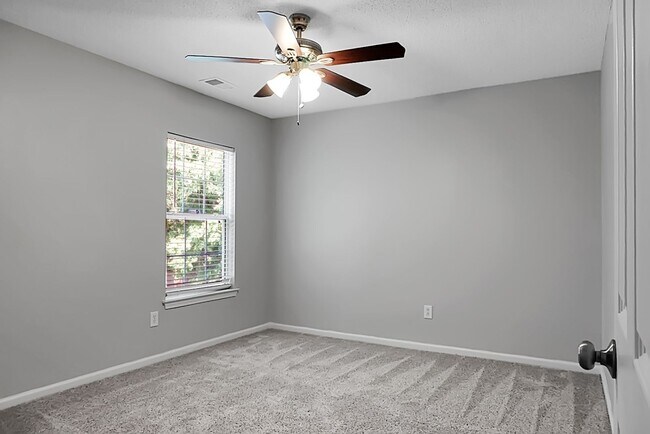 Building Photo - Spacious 2 Story, 4 BR, 2.5 BA, 2 Car Gara...