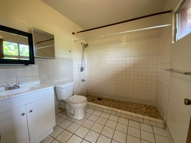 Building Photo - T1171