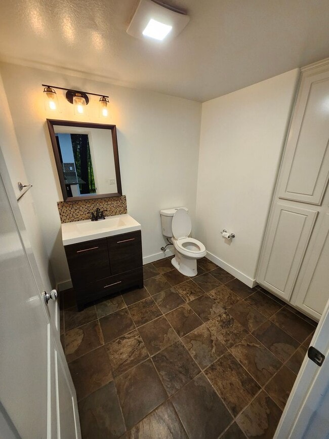 Building Photo - Beautiful two-story townhouse in Fontana G...