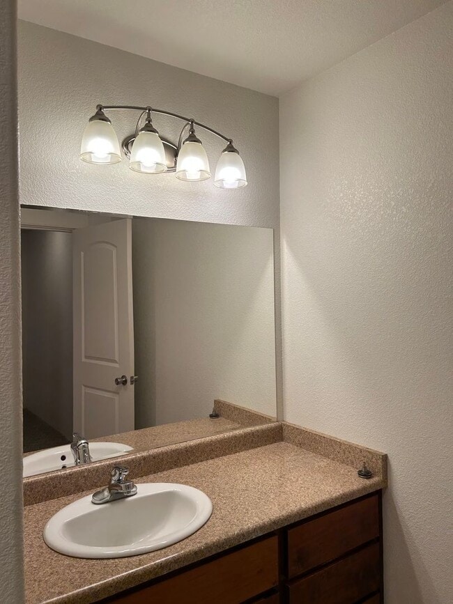 Building Photo - 3 Bedroom 2.5 Bath Duplex