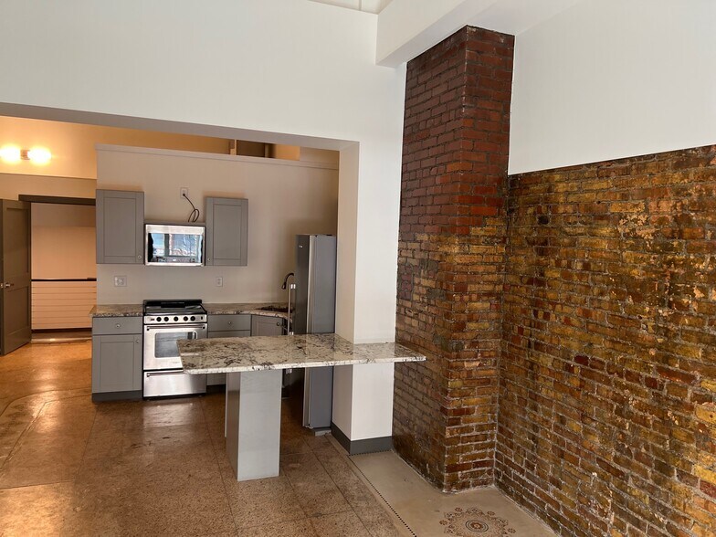 Building Photo - 480 S Salina St