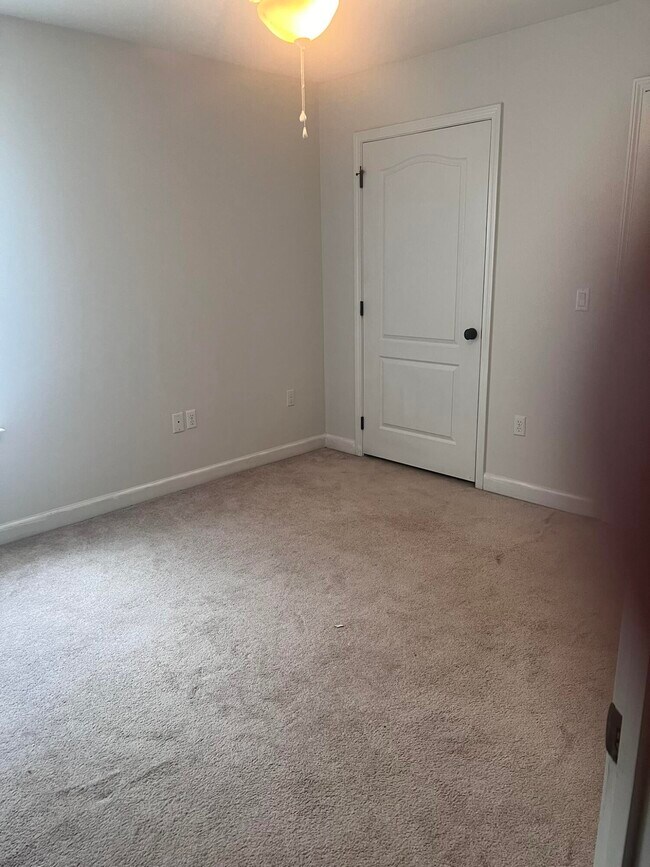 Building Photo - 411 Serene Ct