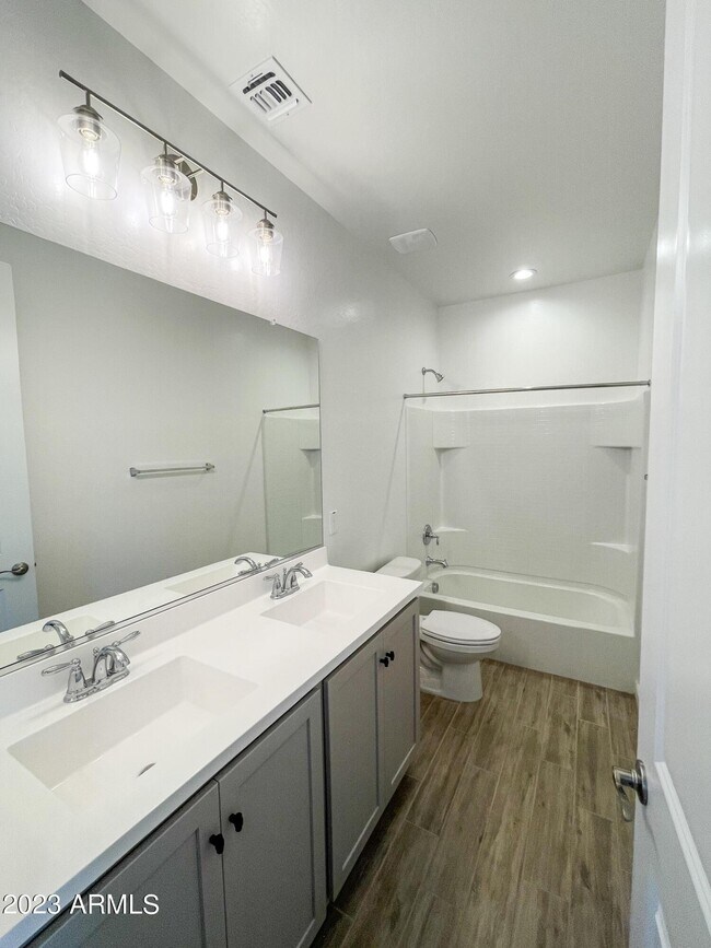 Building Photo - 1941 W Holden Dr