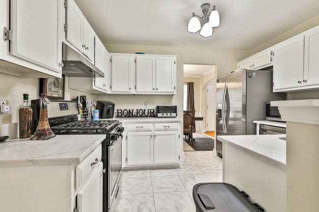 Building Photo - Fully Furnished 4 Bedroom with Internet Included!