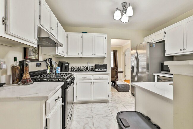 Building Photo - Furnished or Unfurnished 4 Bedroom with Internet Included!