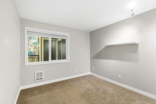 Building Photo - 2 bed 1.75 bath - includes water/sewer/gar...