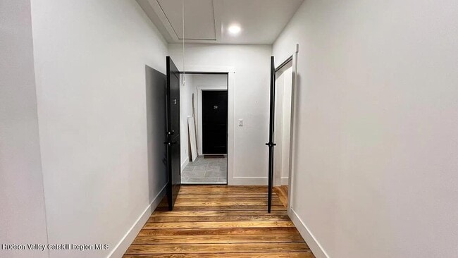 Building Photo - 406 Main St