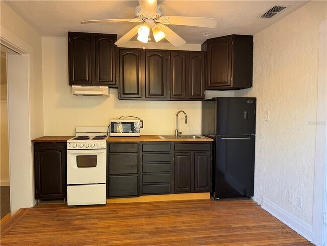 Building Photo - 3813 W De Leon St