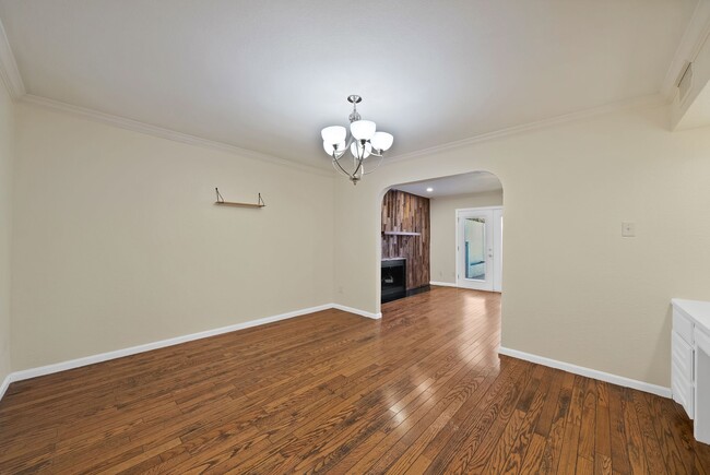 Building Photo - 2303 Park Hill Dr