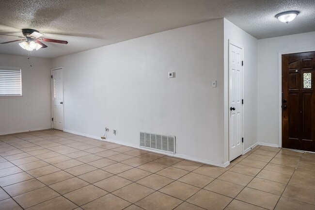 Building Photo - Vacant