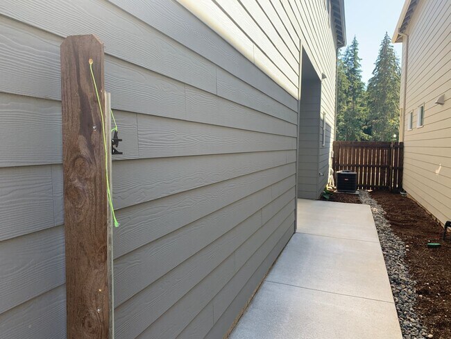 Building Photo - EZ  living - Honey stop the car !  Ridgefi...