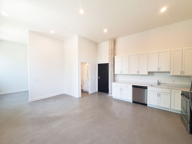 Building Photo - Dahlman Flats - Little Italy One Bedroom