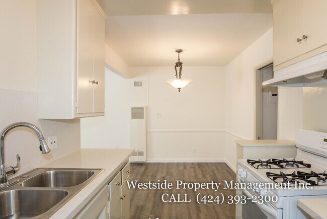 Building Photo - 145 N La Peer Dr