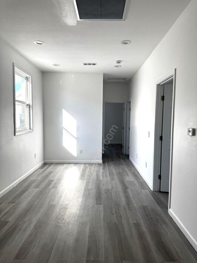 Building Photo - 696 E 9th St