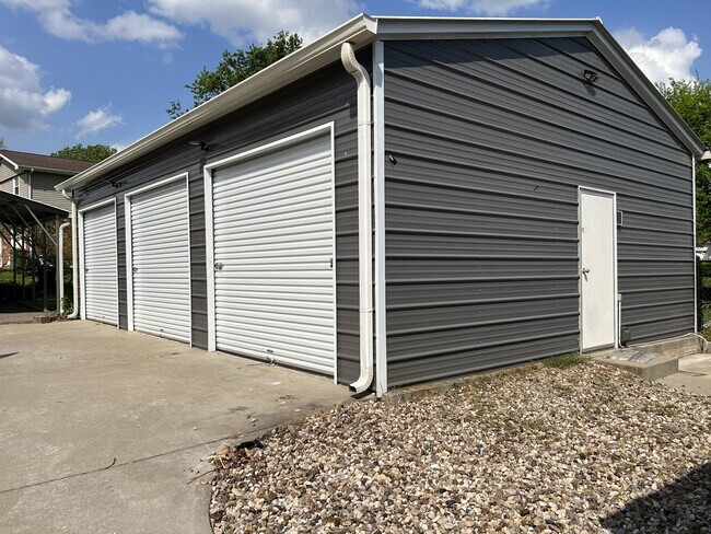 Building Photo - 120 Lake Point Dr