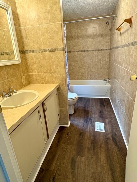 Master bathroom - 11677 US Highway 31