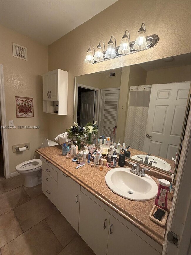 Building Photo - 860 N Orange Ave