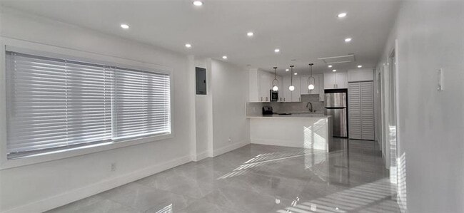 Building Photo - 1534 Van Buren St