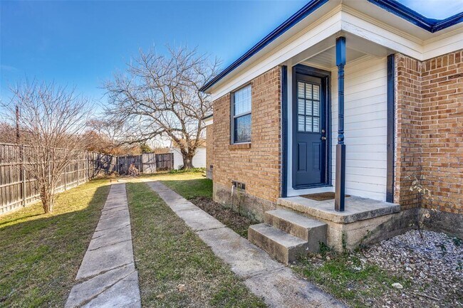 Building Photo - 1026 Cliffdale Ave