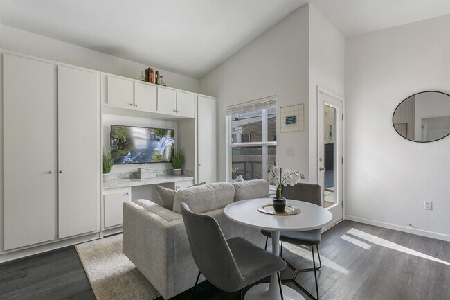 Building Photo - 2030 W 42nd St