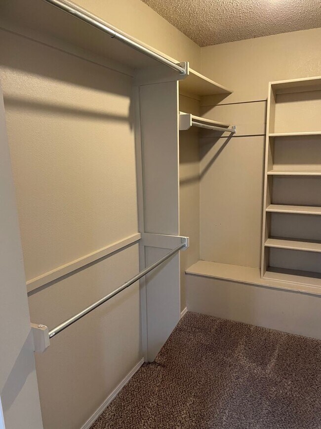 Building Photo - Darling 1 Bed, 1.5 Bath Townhouse with sma...