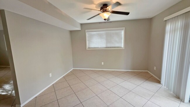 Building Photo - 3 Bedroom 2.5 Bathroom Townhouse Available...