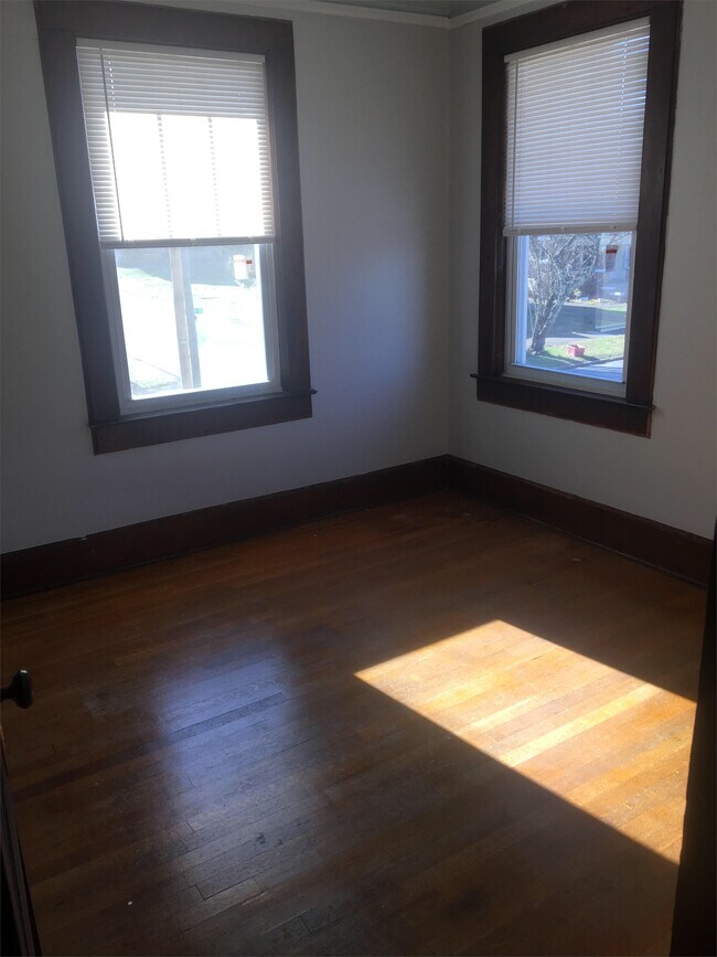 Building Photo - 332 W Maple St