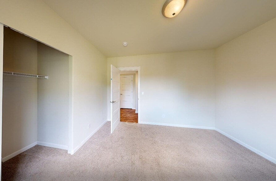 Building Photo - 3330 S Holly St