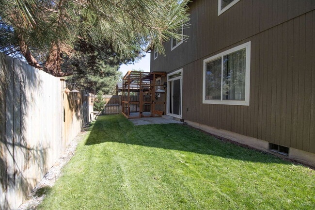 Building Photo - A BEND HOME FOR PEOPLE AND PETS!