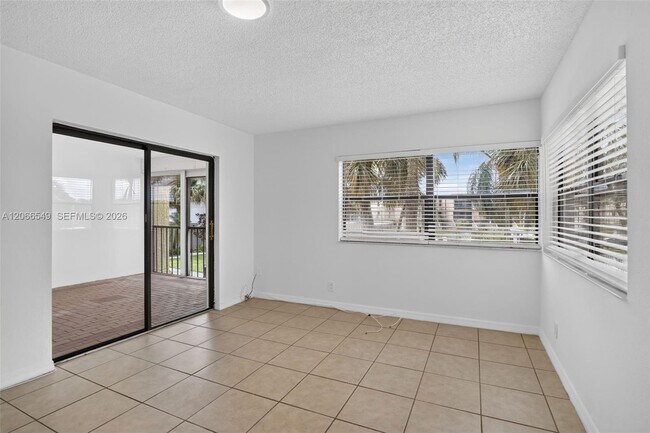 Building Photo - 220 Lakeview Dr