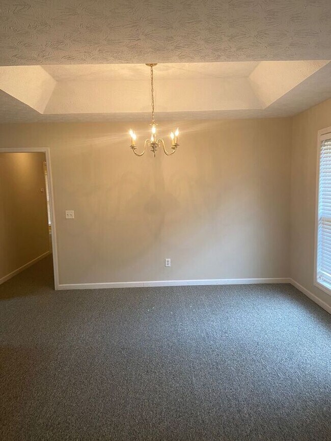 Building Photo - Located in Hamilton!