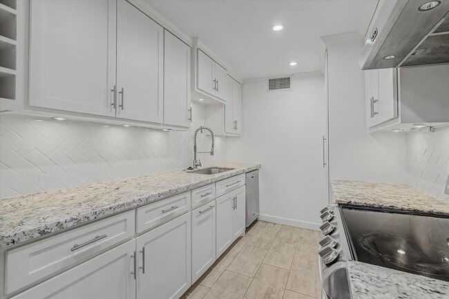 Building Photo - 7575 Katy Fwy
