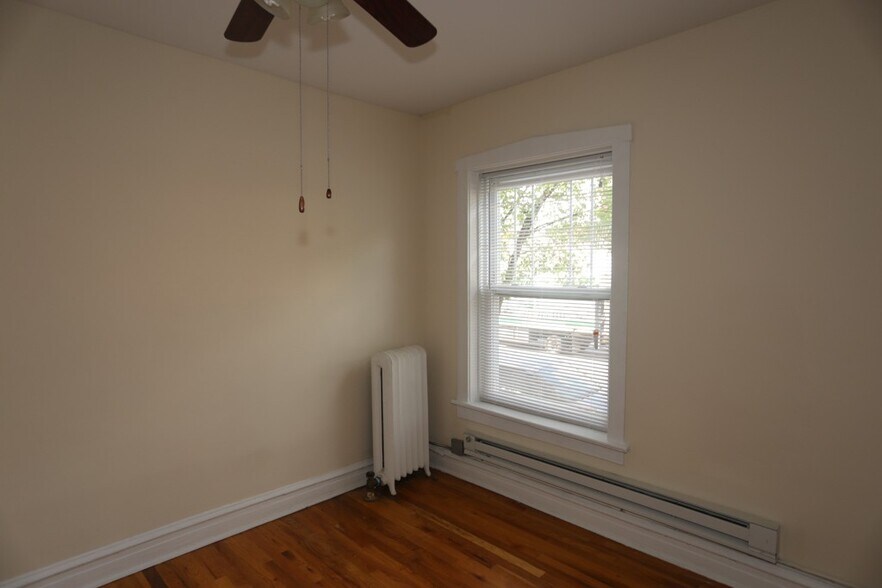 Building Photo - 958 W Cornelia Ave