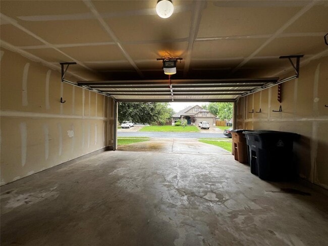 Building Photo - 2708 Cottonwood Shores Dr