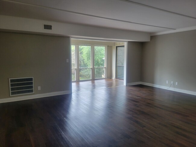 Building Photo - Two bedroom/one bath condo available immed...