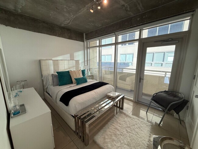 Building Photo - 139 NE 32nd St